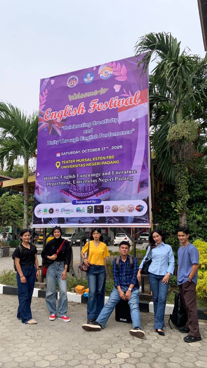 Mahasiswa STBA Prayoga Padang pada English Festival 2026 di Universitas Negeri Padang